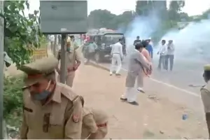 यूपी ब्लॉक प्रमुख चुनाव : नामांकन के दौरान सपा-भाजपा कार्यकर्ता भिड़े, चले ईंट-पत्थर और बम