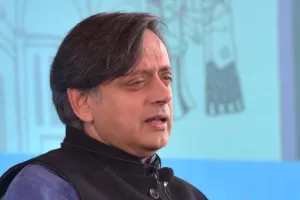 थरूर का बिरला से आग्रह: बैठक में आने से इंकार करने वाले अधिकारियों पर की जाए कार्रवाई