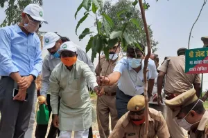 त्रिलोकपुर:  पौधरोपण कर बोले सांसद- कोरोना काल में पता चली आक्सीजन की अहमियत, कल्याणी नदी किनारे लगाए जाएं पौधे