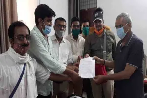 मिर्जापुर: मीडिया संस्थानों पर आईटी की छापेमारी, पत्रकारों ने राष्ट्रपति के नाम सौंपा ज्ञापन