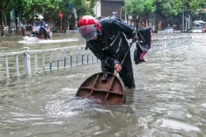 चीन में बाढ़ से लगभग 70,000 लोग प्रभावित, 58,345 लोगों को सुरक्षित स्थानों पर पहुंचाया