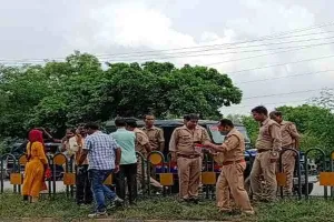 उन्नाव: अनियंत्रित बाइक डिवाइडर से टकराई, चाचा की मौत भतीजी घायल