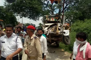 संभल: पिकअप व रोडवेज बस की भिंडत, आधा दर्जन लोग घायल