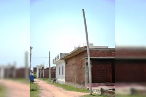 बरेली: प्रगति नगर में खंभे लगा दिए, लाइन खींचने को एसडीओ ने मांगे 1.80 लाख रुपए