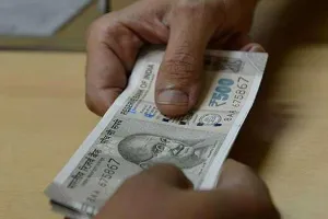 हरदोई: धन उगाही व प्रधानमंत्री के लिए अपशब्दों का प्रयोग करना कर्मचारी को पड़ा भरी