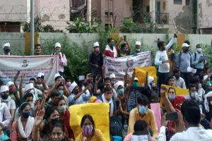 69000 शिक्षक भर्ती मामला: अभ्यर्थियों ने घेरा शिक्षा मंत्री का आवास, लगाया यह बड़ा आरोप