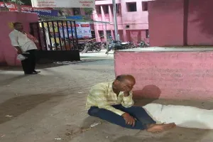 मिर्जापुर: बहन का शव लेकर हास्पिटल की गेट पर बिखलता रहा भाई, नहीं मिल शव वाहन