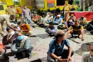 कानपुर: सड़क किनारे सजी शराबियों की महफिल, अचानक पहुंची पुलिस ने की ये बड़ी कार्रवाई