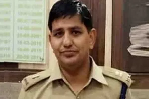 …तो विदेश में मौज काट रहा यूपी का फरार निलंबित आईपीएस अधिकारी, 11 माह बाद भी…