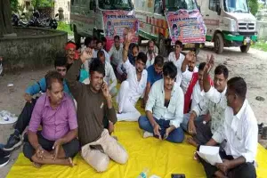 अयोध्या: 108,102 एम्बुलेंस कर्मियों ने चक्काजाम कर सरकार के सामने रखा अपना दर्द