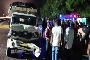 अयोध्या में बड़ा हादसा: कंटेनर से टकराई पिकप, चालक समेत 14  श्रद्धालु घायल