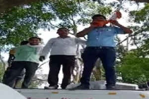 हरदोई: एम्बुलेंसकर्मियों का प्रदर्शन हुआ उग्र, गले में डाला फांसी का फंदा