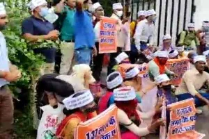 69 हजार शिक्षक भर्ती मामला: अभ्यर्थियों ने बेसिक शिक्षा मंत्री का घेरा आवास