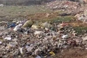 हरदोई: मंदिर के सामने दबंग ने बनाया कूड़ाघर, नहीं हो रही कार्रवाई, सीएम से की शिकायत