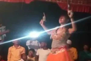 महिला डांसर ने दोनों हाथों में तमंचा लहराते हुए किया डांस, वीडियो वायरल