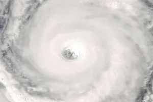 चक्रवात इन-फा से शंघाई में जनजीवन अस्त-व्यस्त, हवाई, सड़क एवं रेल यातायात रोका