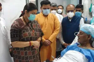 पीजीआई पहुंच कर केंद्रीय मंत्री स्मृति ईरानी ने लिया कल्याण सिंह का हालचाल