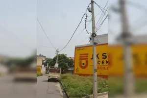 बरेली: त्रिलोक विहार कालोनी का हाल, चार साल से विद्युत तारों में नहीं करंट