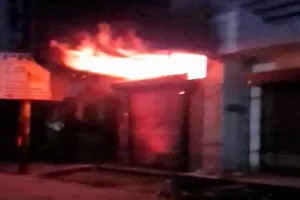 मुरादाबाद: शॉर्ट सर्किट से कपड़ों की दुकान में लगी आग, लाखों रुपये का नुकसान