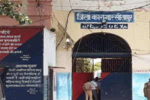 भारी सुरक्षा के बीच लखनऊ से सीतापुर जेल में शिफ्ट किए गए आजम खां व अब्दुल्ला