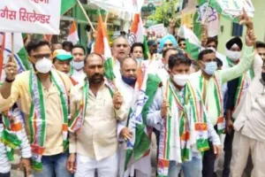 हल्द्वानी: महंगाई के खिलाफ हल्ला बोल, कांग्रेसी नेताओं ने निकाली पदयात्रा