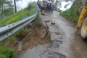 अल्मोड़ा जिले की छह सड़कों पर आवाजाही ठप, जगह-जगह भूस्खलन से सड़कों पर मलबा और बोल्डर