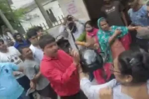 हल्द्वानी: महिलाओं ने कर दी सफाई नायक की पिटाई