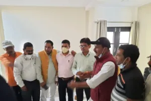 टनकपुर: विधायक फर्त्याल ने एई से हाथ मिलाकर सुलझाया मामला