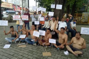 हल्द्वानी: भाजपा सरकार पर ग्रामीणों ने लगाए आरोप, अर्धनग्न होकर किया प्रदर्शन