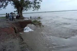 टनकपुर: घाट बहा ले गई उफनाई शारदा, अब डरा रही