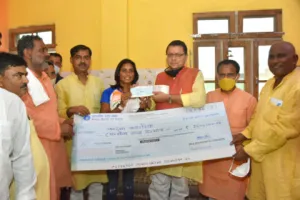 देहरादून: वंदना के घर पहुंचे धामी, किया अभिनंदन