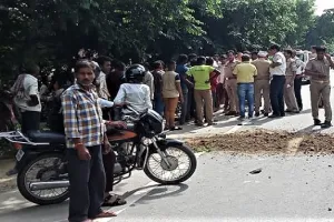 संभल: कार की टक्कर से बाइक सवार युवक की मौत, एक घायल