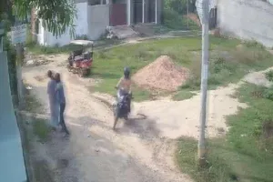 लखनऊ: दिनदहाड़े हुई चेन स्नेचिंग, सीसीटीवी फुटेज में कैद हुई घटना