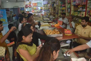 बरेली: मिठाईयों से एक्सपाइरी डेट का टैग गायब, डिब्बों में 100 ग्राम तक मिठाई कम