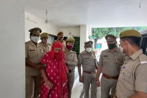 बरेली: बुजुर्ग महिला का पर्स लूटा, आईजी ने मदद कर निजी वाहन से भेजा घर