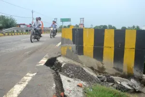 बरेली: हरूनगला के पास रोड टूटने का हादसे का खतरा
