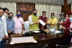 अल्मोड़ा: समस्याओं को लेकर सीएम से मिले लोक कलाकार 