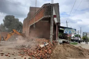 बरेली: मिनी बाईपास पर बिल्डर की अवैध दुकानों पर चला बुलडोजर