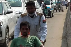 बरेली: ट्रैफिक नियंत्रण करने के साथ इंसानियत का भी पाठ पढ़ा रहे कमलेश