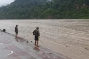 देहरादून: गंगा की तेज धार में बहे मुंबई के सैलानियों की तलाश के लिए अभियान जारी