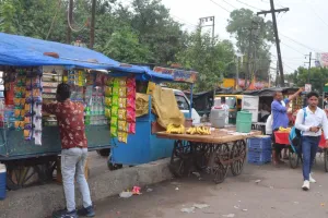 बरेली: सेटेलाइट के पास अवैध दुकानें फैला रहीं गंदगी