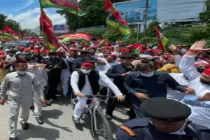 साइकिल पर निकले अखिलेश का दावा- सपा जीत सकती है 400 सीटें, बीजेपी को नहीं मिलेंगे प्रत्याशी
