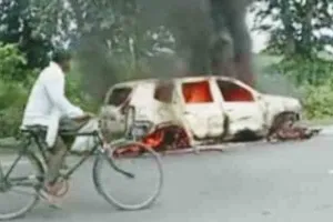कुशीनगर: जब सड़क किनारे खड़ी कार धू-धू कर जलने लगी, जानें फिर क्या हुआ?