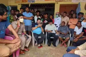 कुशीनगर: बिजली के पोल के नीचे दबकर कोटेदार की दर्दनाक मौत