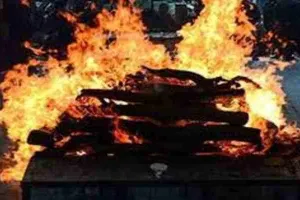 प्रयागराज: गंगा किनारे कटान के कारण मिले शवों का नगर निगम किया दाह संस्कार