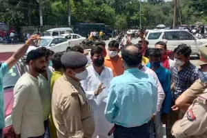 गोरखपुर: कड़ी सुरक्षा के बीच छात्रा का हुआ अंतिम संस्कार, छात्र नेताओं जताया विरोध