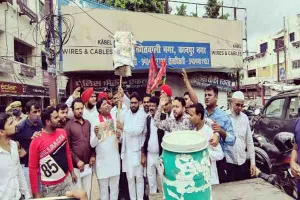 कानपुर: साक्षी महाराज ने अखिलेश पर की अमर्यादित टिप्पणी, सपाइयों ने फूंका पुतला