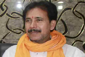 बलिया: प्रभारी मंत्री अनिल राजभर ने लिया कटान क्षेत्र का जायजा, अधिकारियों से की चर्चा