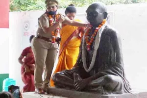 बाराबंकी: महिला थानाध्यक्ष ने जूता पहनकर किया गांधी जी की प्रतिमा पर माल्यार्पण