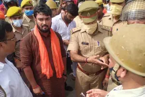 कुशीनगर: कैबिनेट मंत्री व प्रदेश उपाध्यक्ष के स्वागत के बाद भिड़े भाजपा कार्यकर्ता, चले ईंट-पत्थर